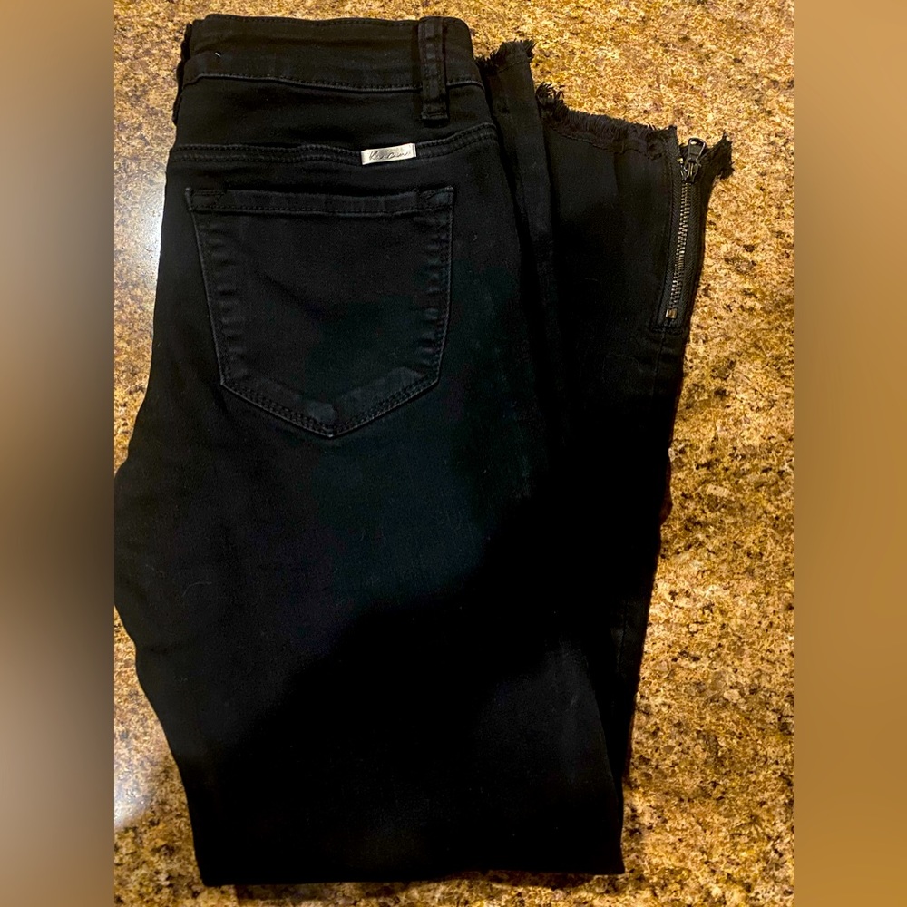 KanCan Women's Black Skinny Jean. Raw hem with side zipper. Size 5 / 26